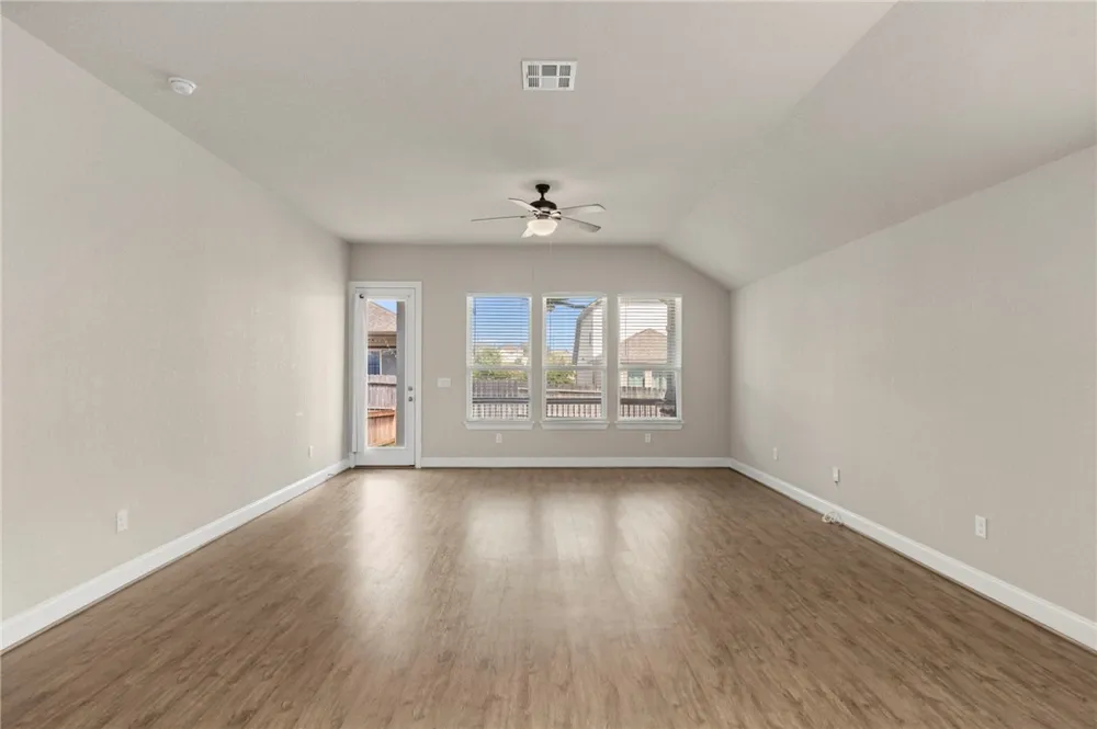 6533 Crockett Schertz, TX 78108