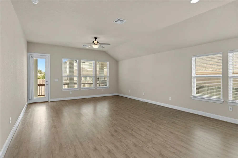 6533 Crockett Schertz, TX 78108