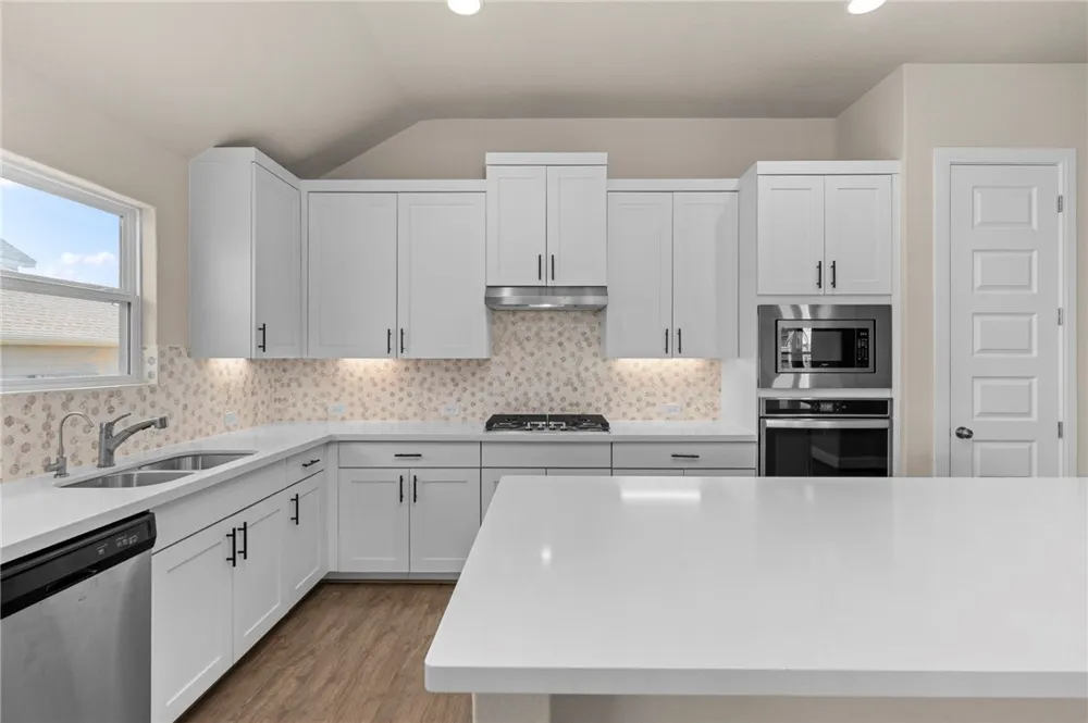6533 Crockett Schertz, TX 78108