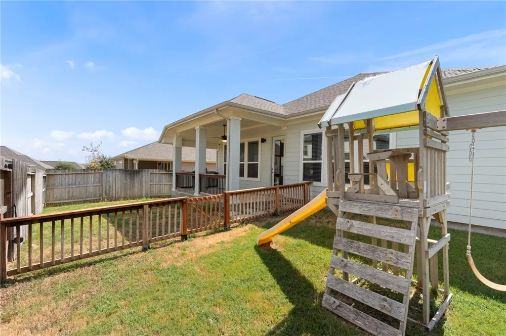 6533 Crockett Schertz, TX 78108