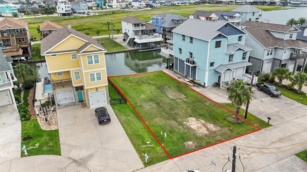 413 Amanda Circle Tiki Island, TX 77554