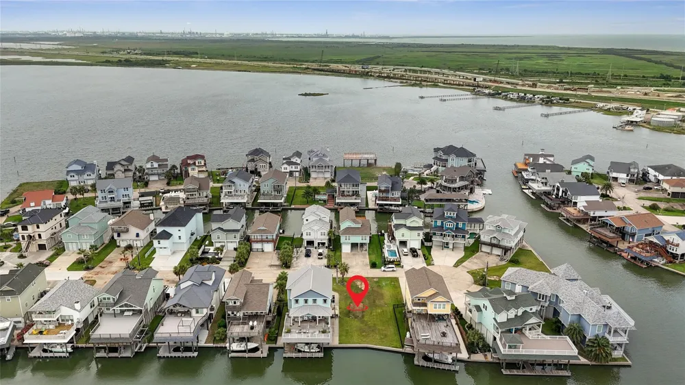 413 Amanda Circle Tiki Island, TX 77554