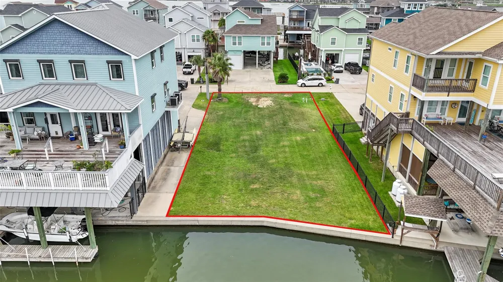 413 Amanda Circle Tiki Island, TX 77554
