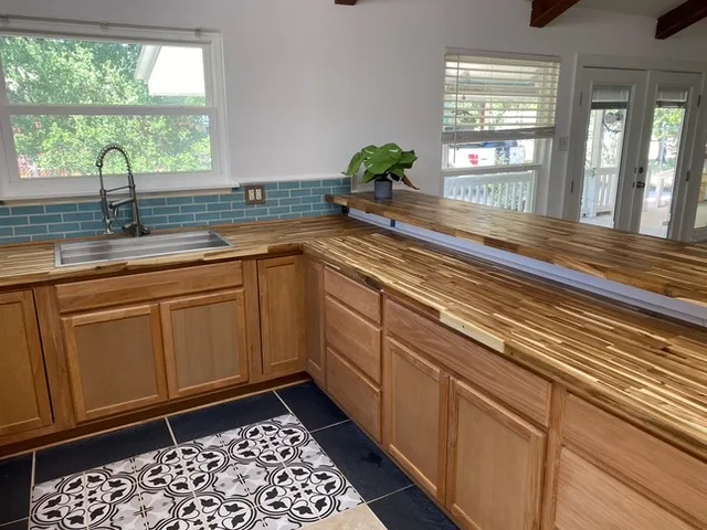 403 Kruse Loop Lakehills, TX 78063