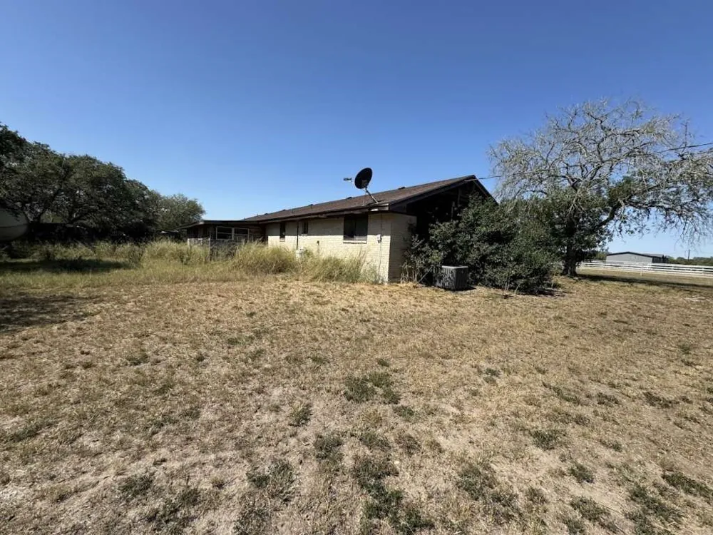 5996 Yucca Beeville, TX 78102