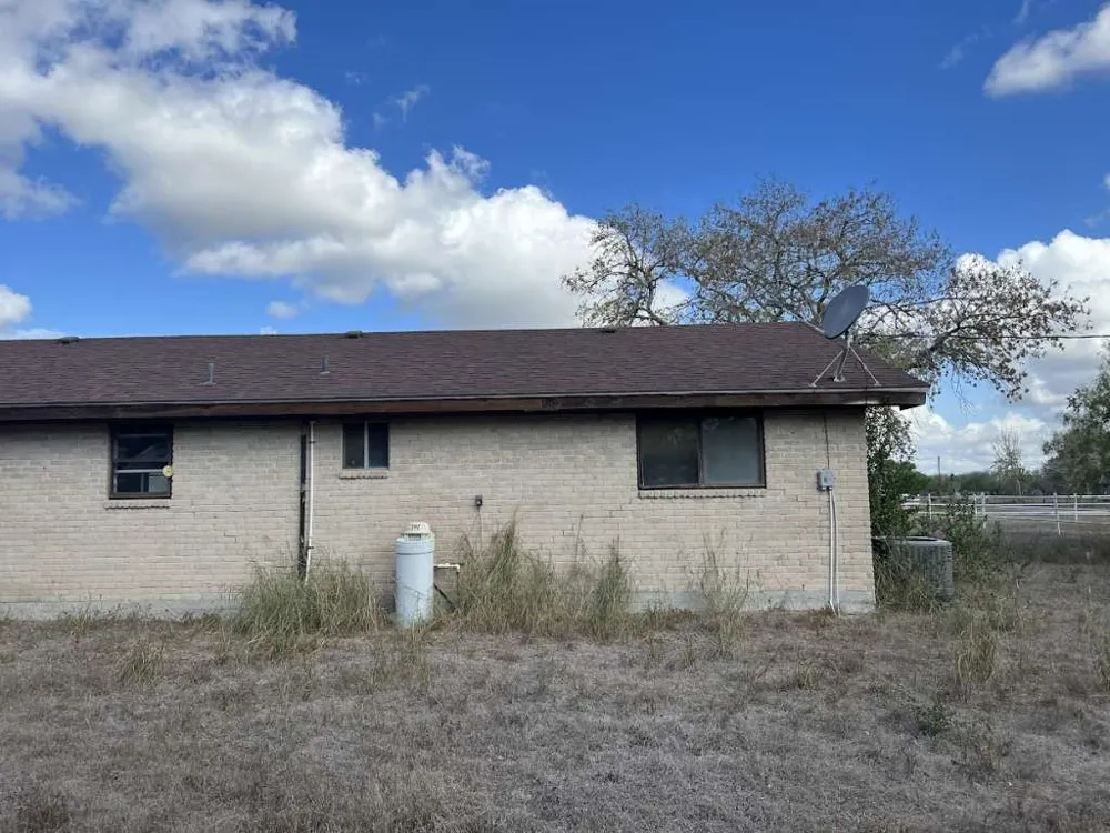 5996 Yucca Beeville, TX 78102