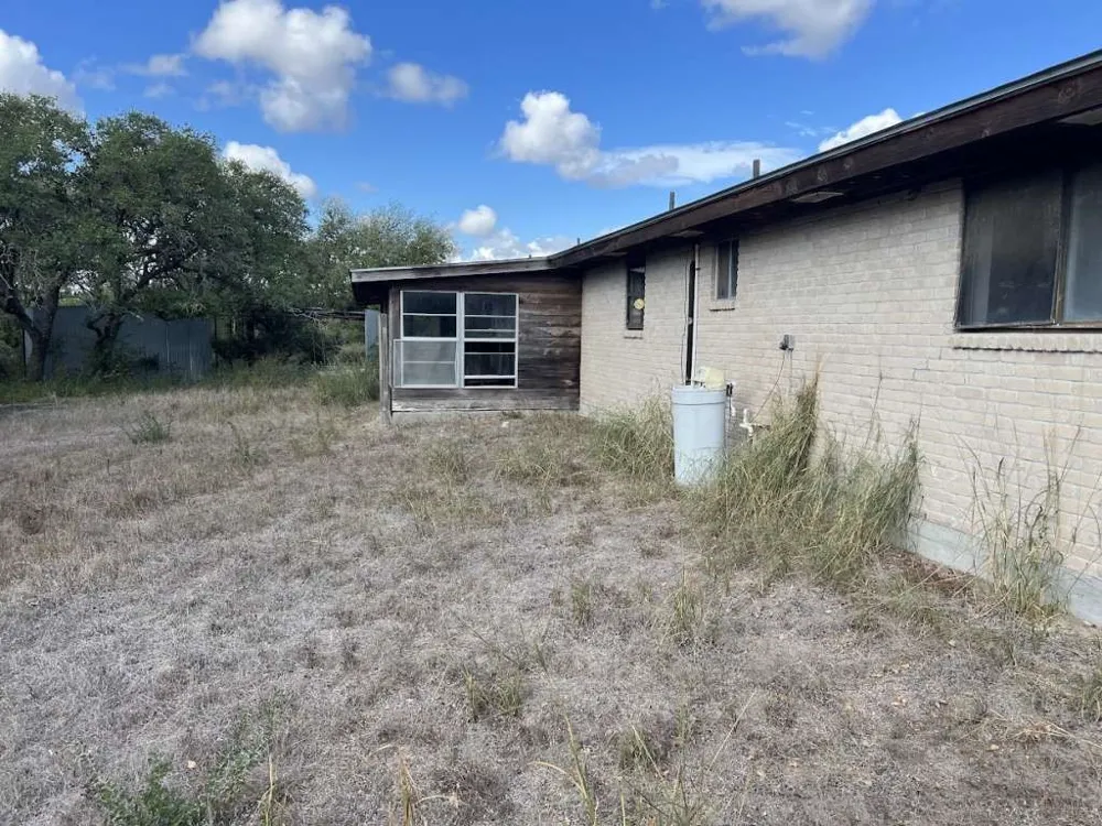 5996 Yucca Beeville, TX 78102