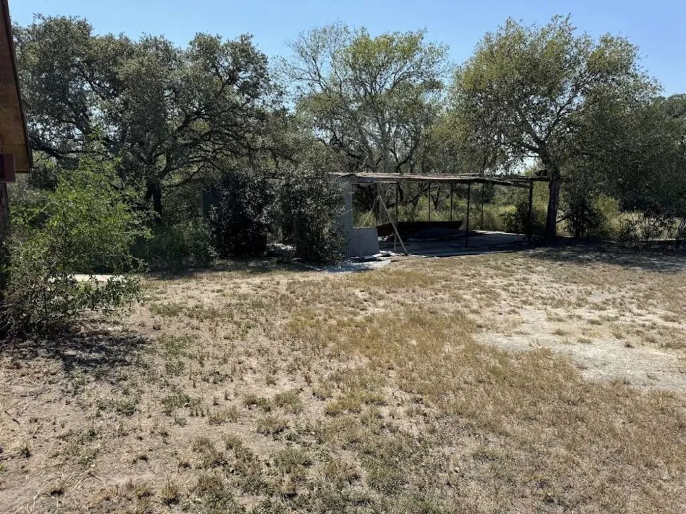 5996 Yucca Beeville, TX 78102