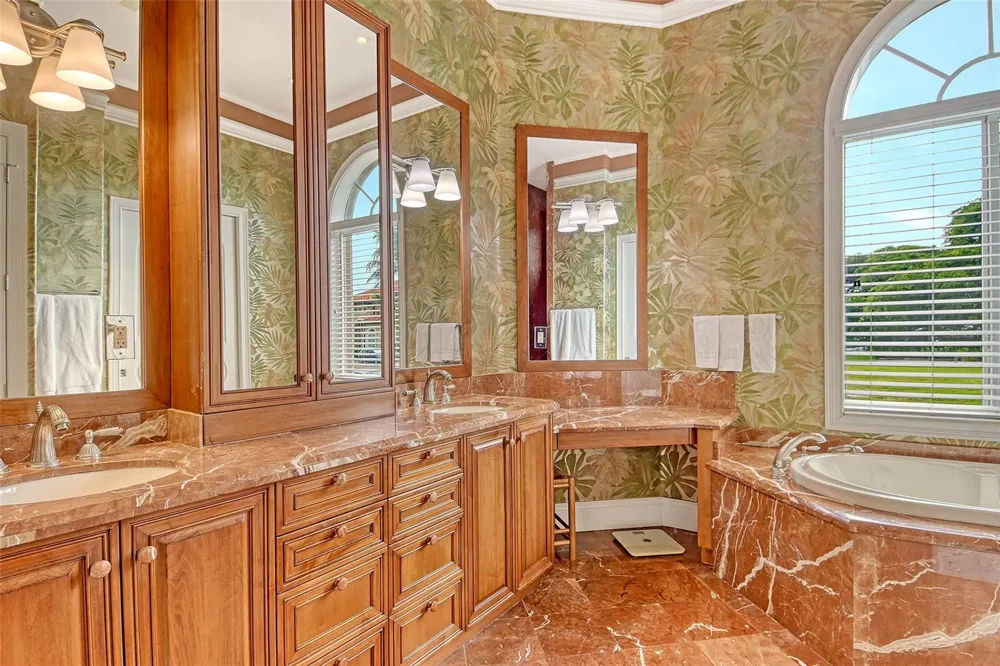 591 PUTTING GREEN LANE Longboat Key, FL 34228