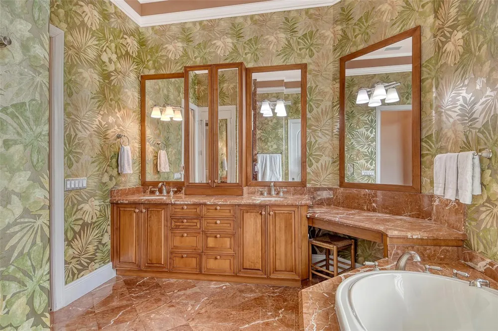 591 PUTTING GREEN LANE Longboat Key, FL 34228
