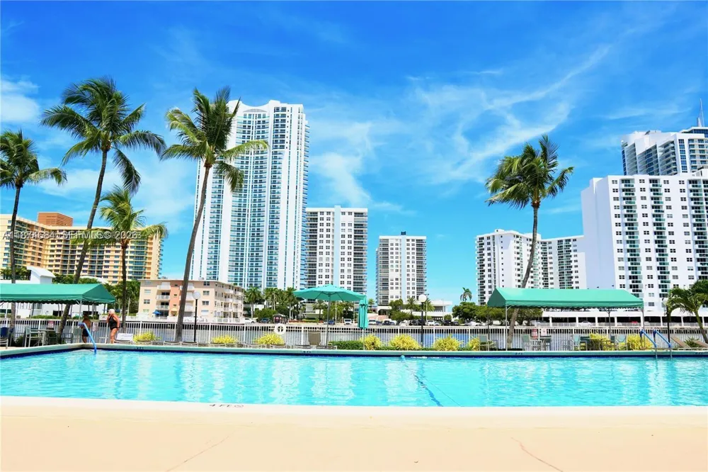1000 Parkview Dr #805 Hallandale Beach, FL 33009