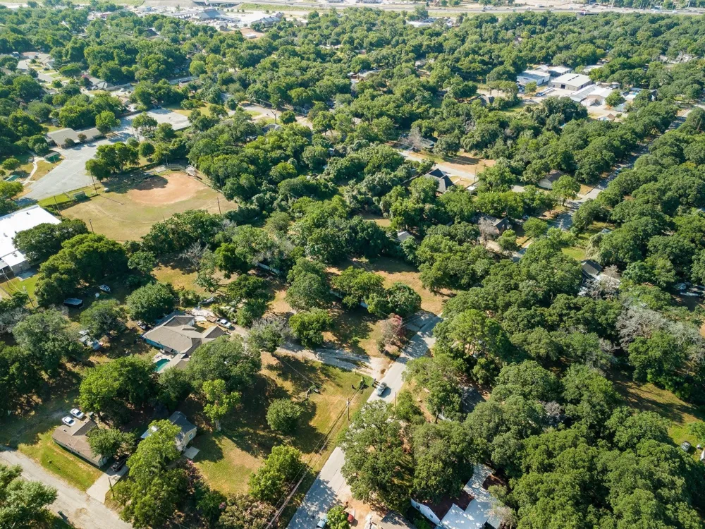 1620 Oak Knoll Drive Haltom City, TX 76117