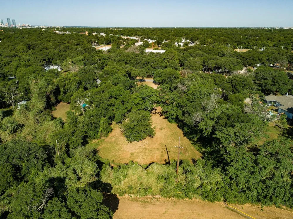 1620 Oak Knoll Drive Haltom City, TX 76117