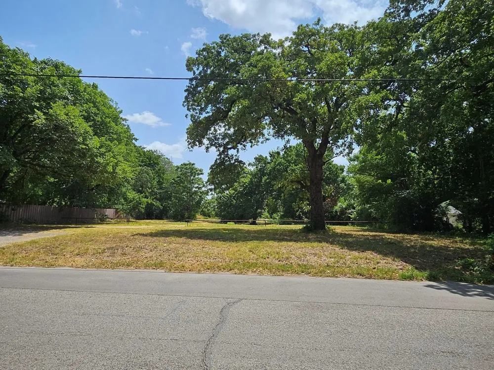 1620 Oak Knoll Drive Haltom City, TX 76117