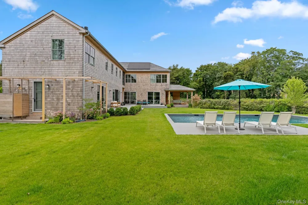 26 Georgian Lane Water Mill, NY 11976