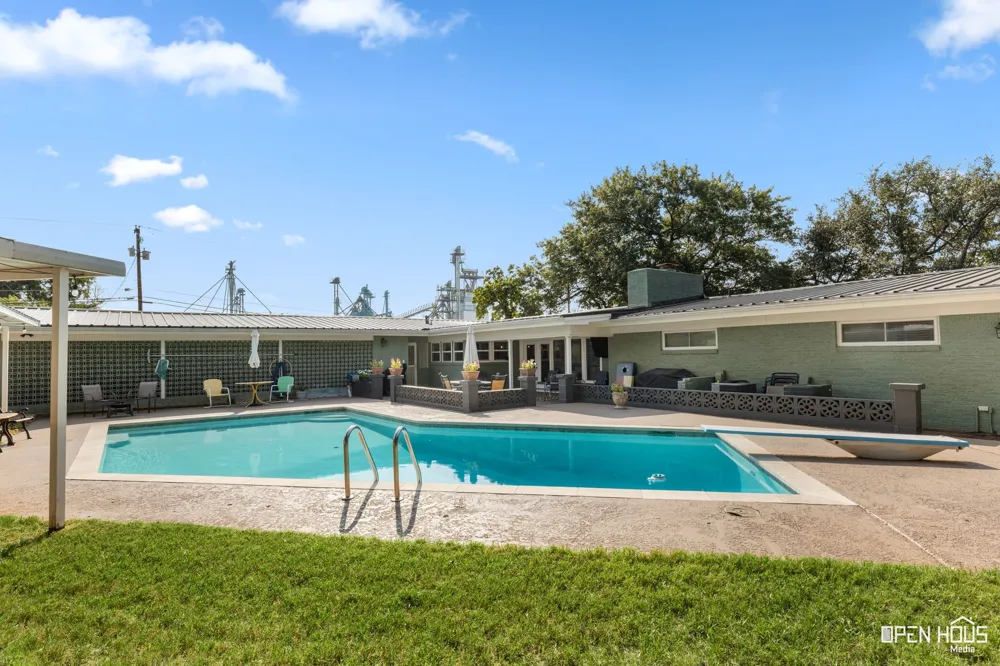 716 E South Street Henrietta, TX 76365