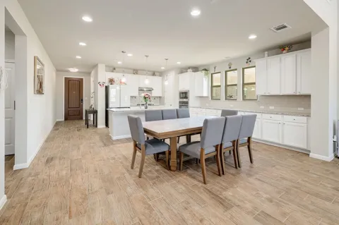 1136 Almeria Bend