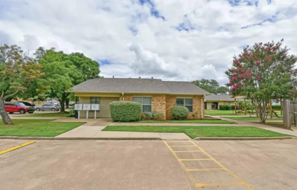 1600 S Palestine St Athens, TX 75751