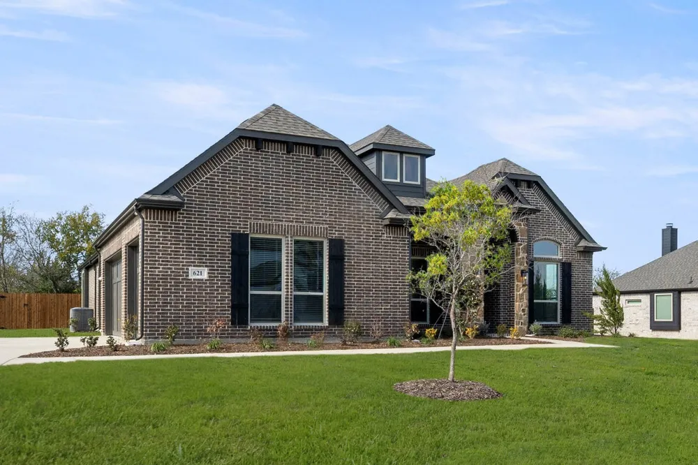 621 S Hidden Lakes DeSoto, TX 75115