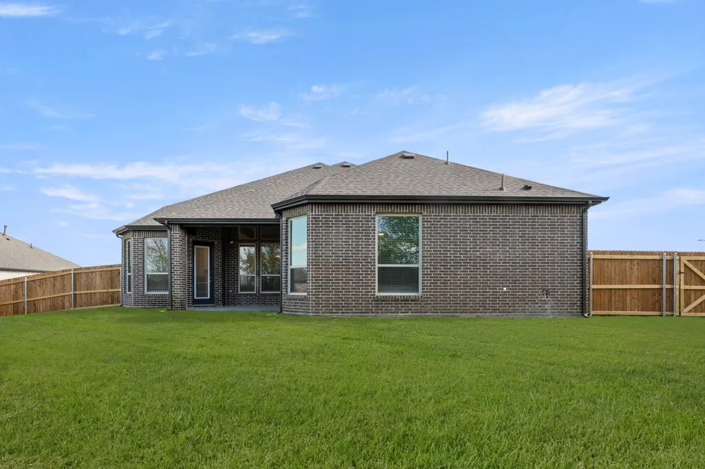 621 S Hidden Lakes DeSoto, TX 75115