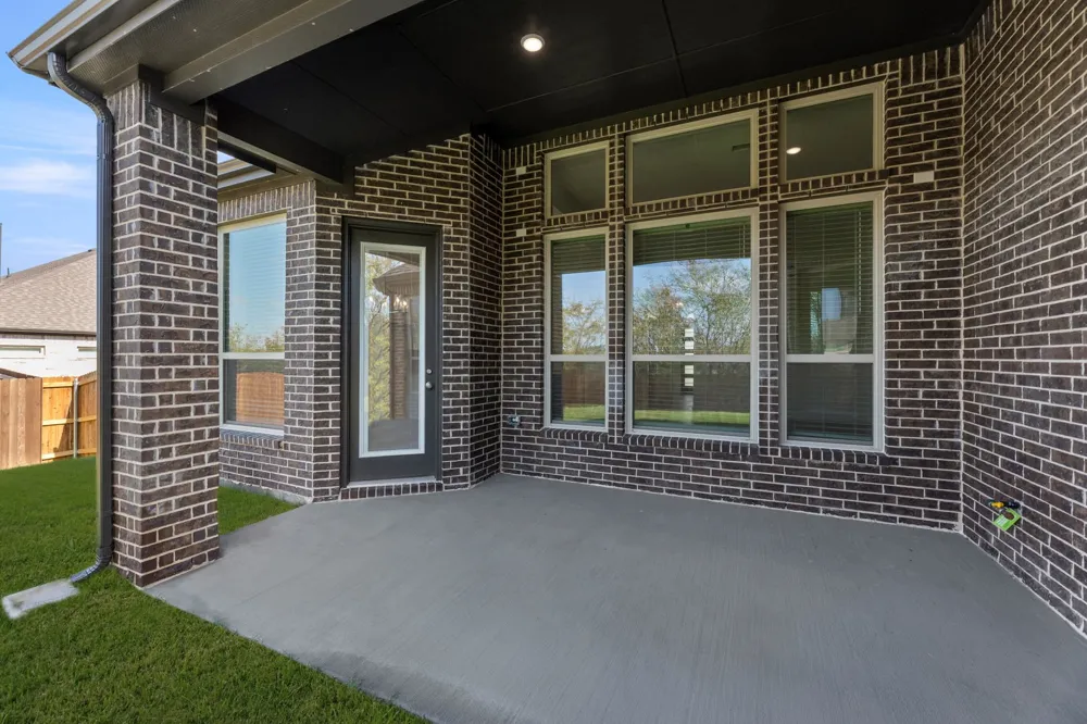 621 S Hidden Lakes DeSoto, TX 75115