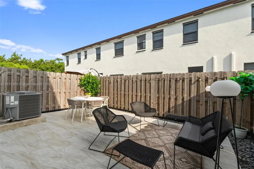 403 NE 212th St Miami, FL 33179