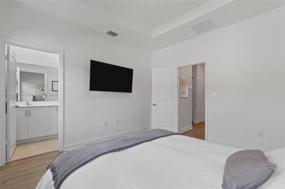 403 NE 212th St Miami, FL 33179