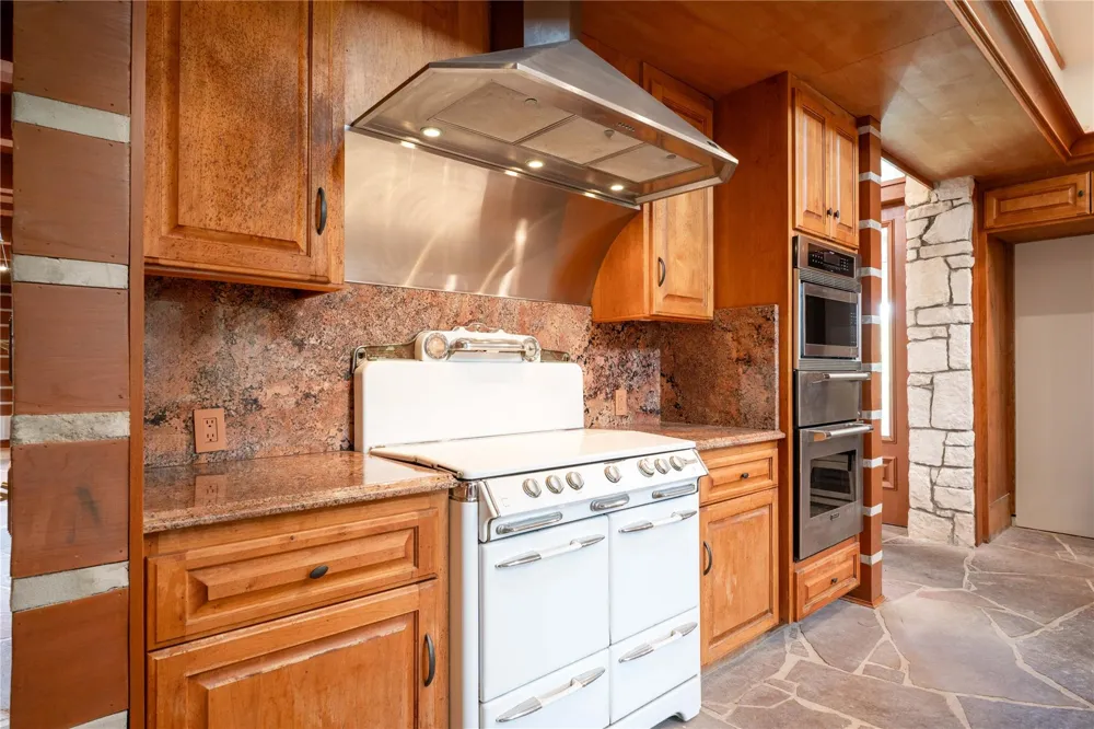 206 Rolling Hill Drive La Grange, TX 78945