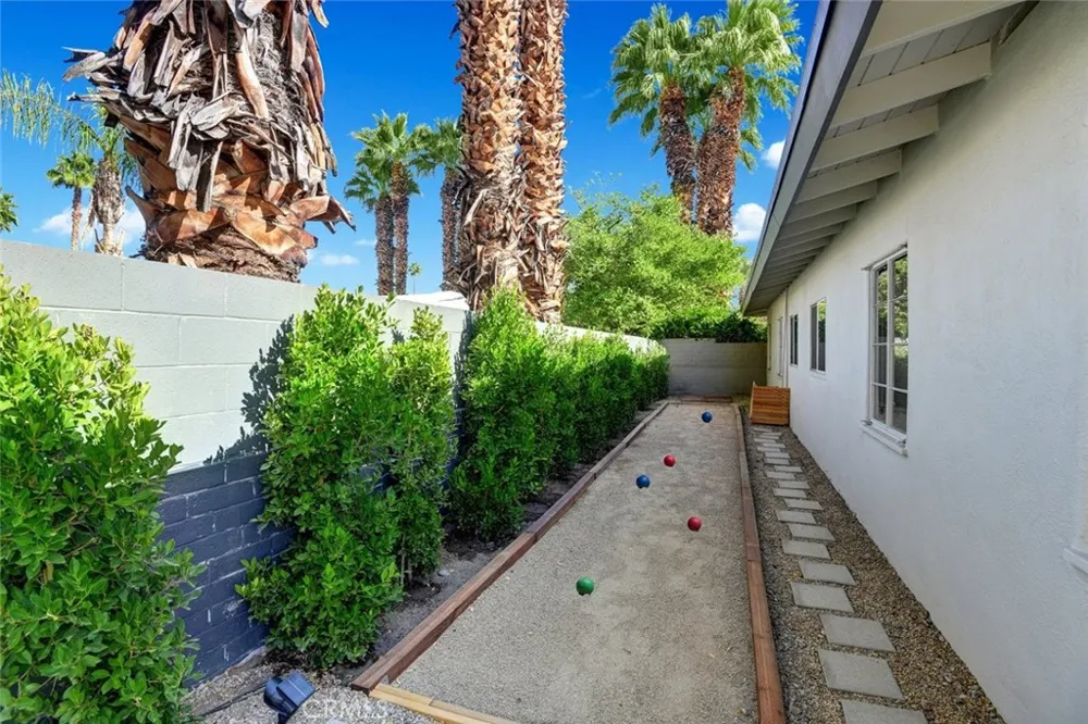 1645 S Sunrise Way Palm Springs, CA 92264