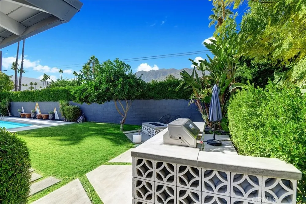 1645 S Sunrise Way Palm Springs, CA 92264