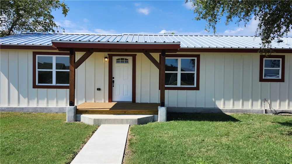 305 E Soyars Avenue Orange Grove, TX 78372