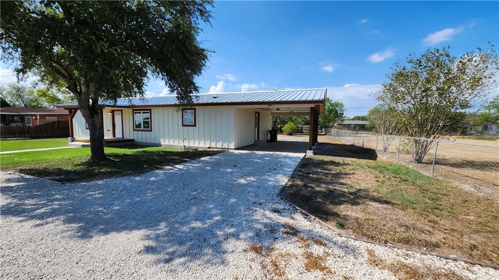 305 E Soyars Avenue Orange Grove, TX 78372