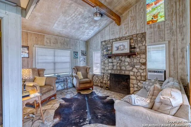 394 Squirrel Bend Reagan Wells, TX 78801