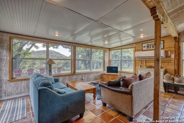 394 Squirrel Bend Reagan Wells, TX 78801