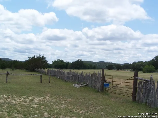 394 Squirrel Bend Reagan Wells, TX 78801