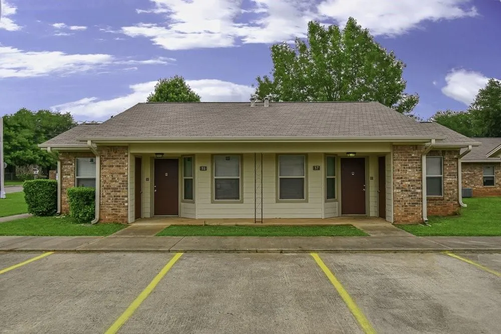 1308 Jacksonville Dr Jacksonville, TX 75766