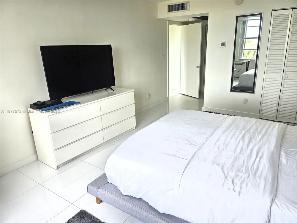 5161 Collins Ave #707 Miami Beach, FL 33140