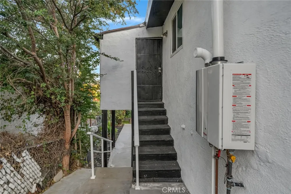 1048 Dexter Street Los Angeles, CA 90042