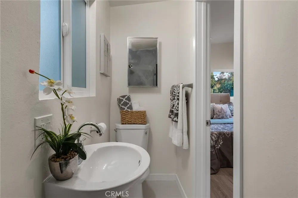 1048 Dexter Street Los Angeles, CA 90042
