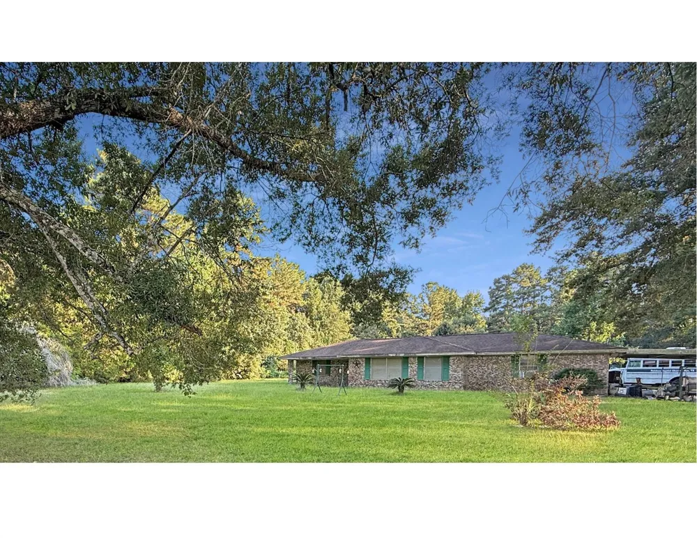 5604 Highway 105 Hull, TX 77564