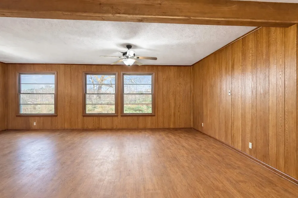 5604 Highway 105 Hull, TX 77564