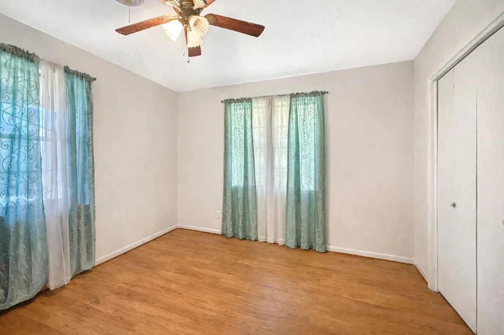 5604 Highway 105 Hull, TX 77564