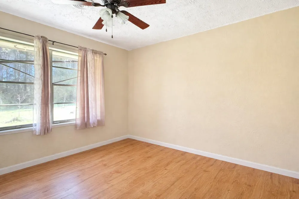 5604 Highway 105 Hull, TX 77564