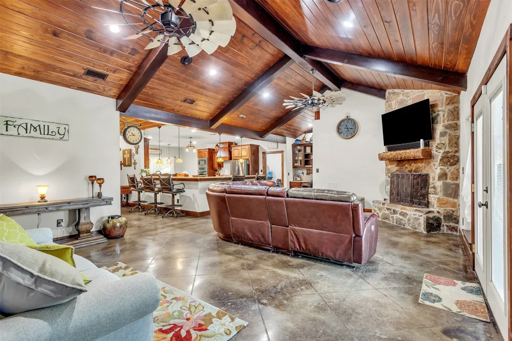 337 County Road 3535 Saltillo, TX 75478