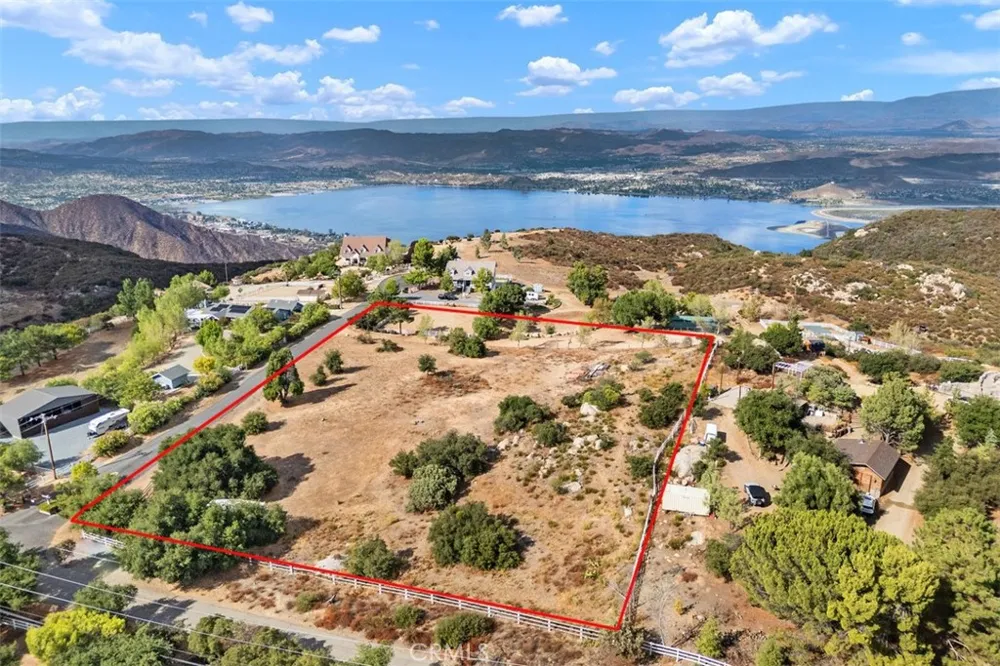 2 S. Main Divide Lake Elsinore, CA 92530