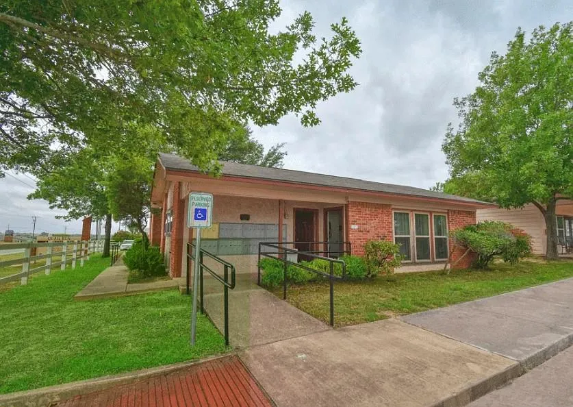 1906 S College Ave Decatur, TX 76234