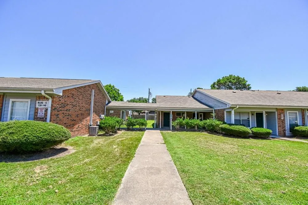 576 Ellen Powell Dr Hempstead, TX 77445