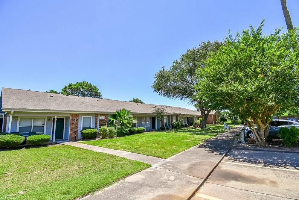 576 Ellen Powell Dr Hempstead, TX 77445