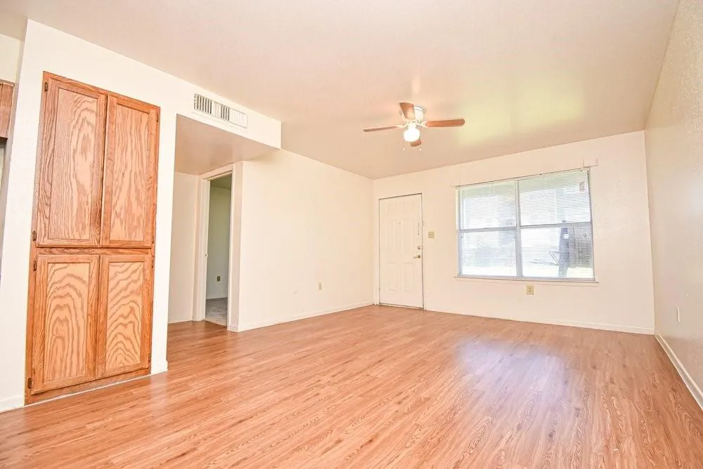 576 Ellen Powell Dr Hempstead, TX 77445