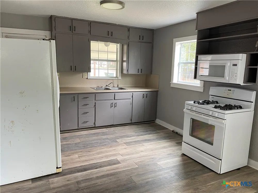 121 E 15th Street Shiner, TX 77984